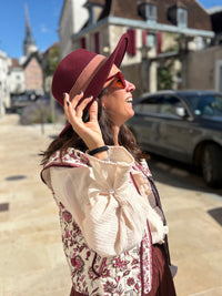 Look automnal, avec blouse volantée blush et le gilet chloé à motif floraux. Disponible chez au cerf volant Auxerre