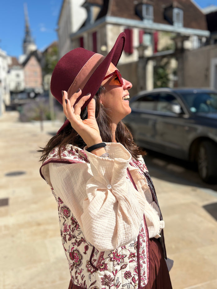 Look automnal, avec blouse volantée blush et le gilet chloé à motif floraux. Disponible chez au cerf volant Auxerre