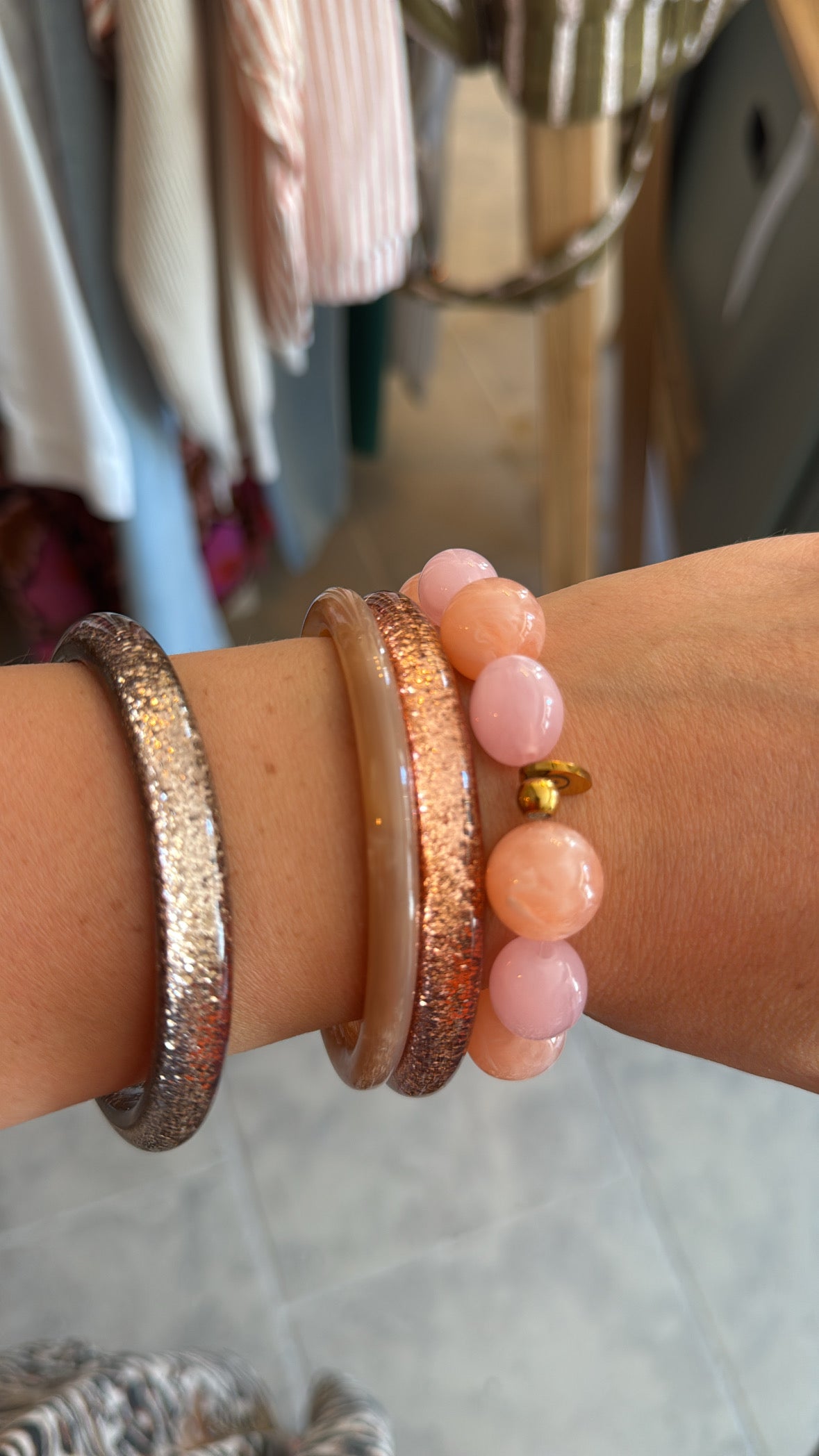 Bracelets acétate, paillettes femme, teintes de roses.