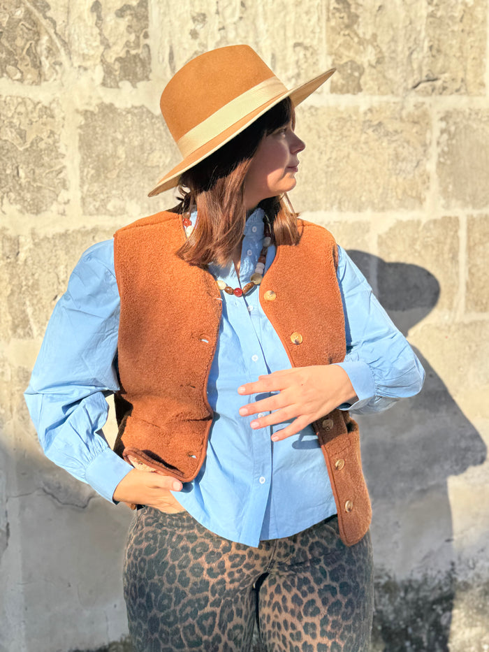 Gilet marron chaud sans manches, look automne, chemise ciel, pantalon léopard, chapeau en feutre. Au cerf volant auxerre, mode femme