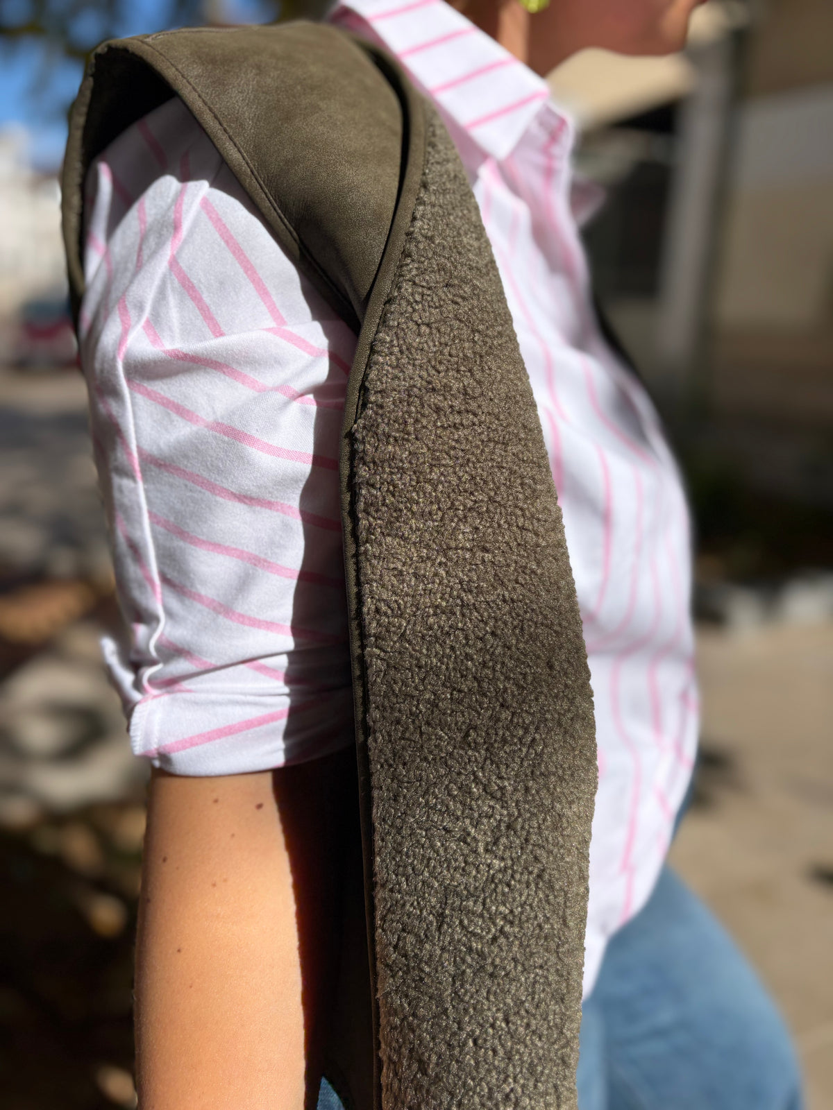 gilet sans manches femme esprit peau retournée, porté avec une chemise rayée rose, disponible au cerf volant auxerre 