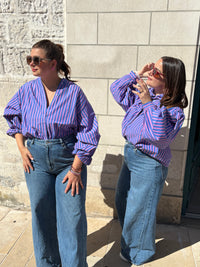 JEAN LARGE TAILLE HAUTE, porté avec une blouse rose et bleue, disponible chez au cerf volant auxerre