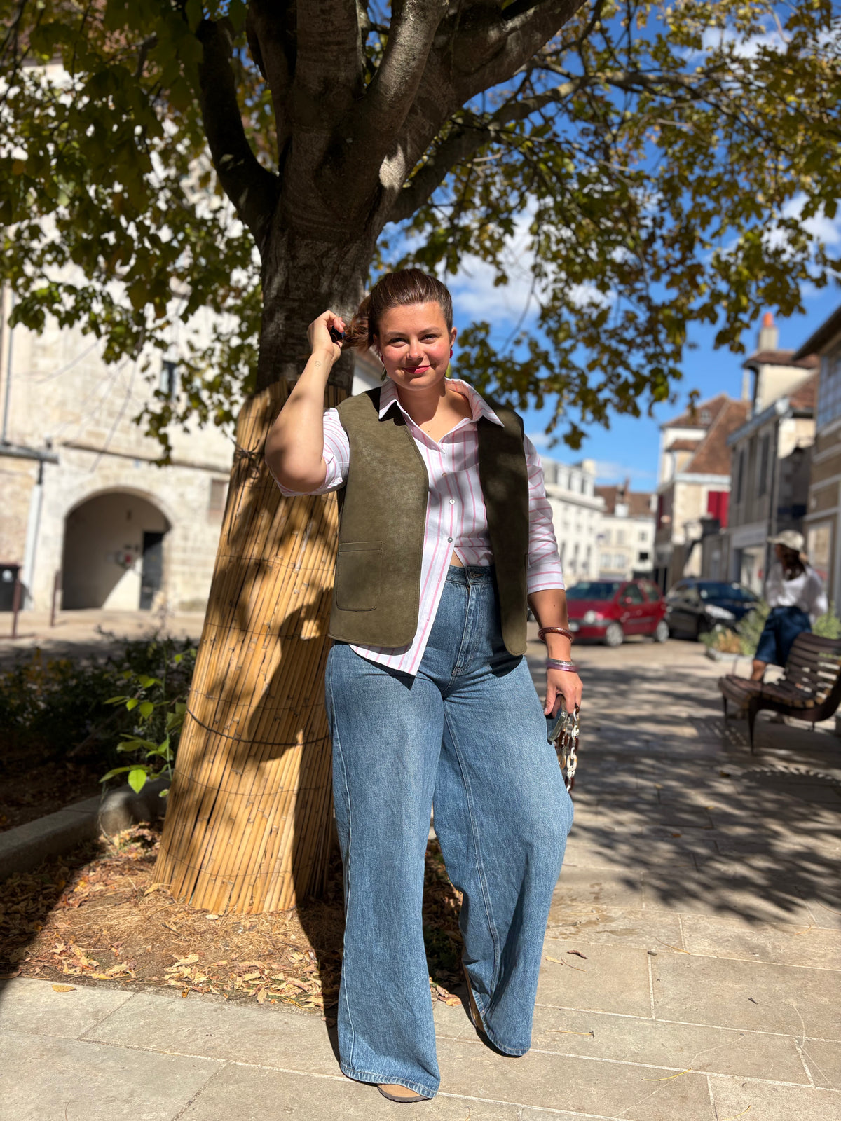 Veste kaki, porté avec chemise et jean large, disponible au cerf volant concept store