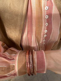 blouse rayée rose et beige, portée avec veste suédine camel et bracelets jonc odette beige, champagne et corail, disponible chez au cerf volant