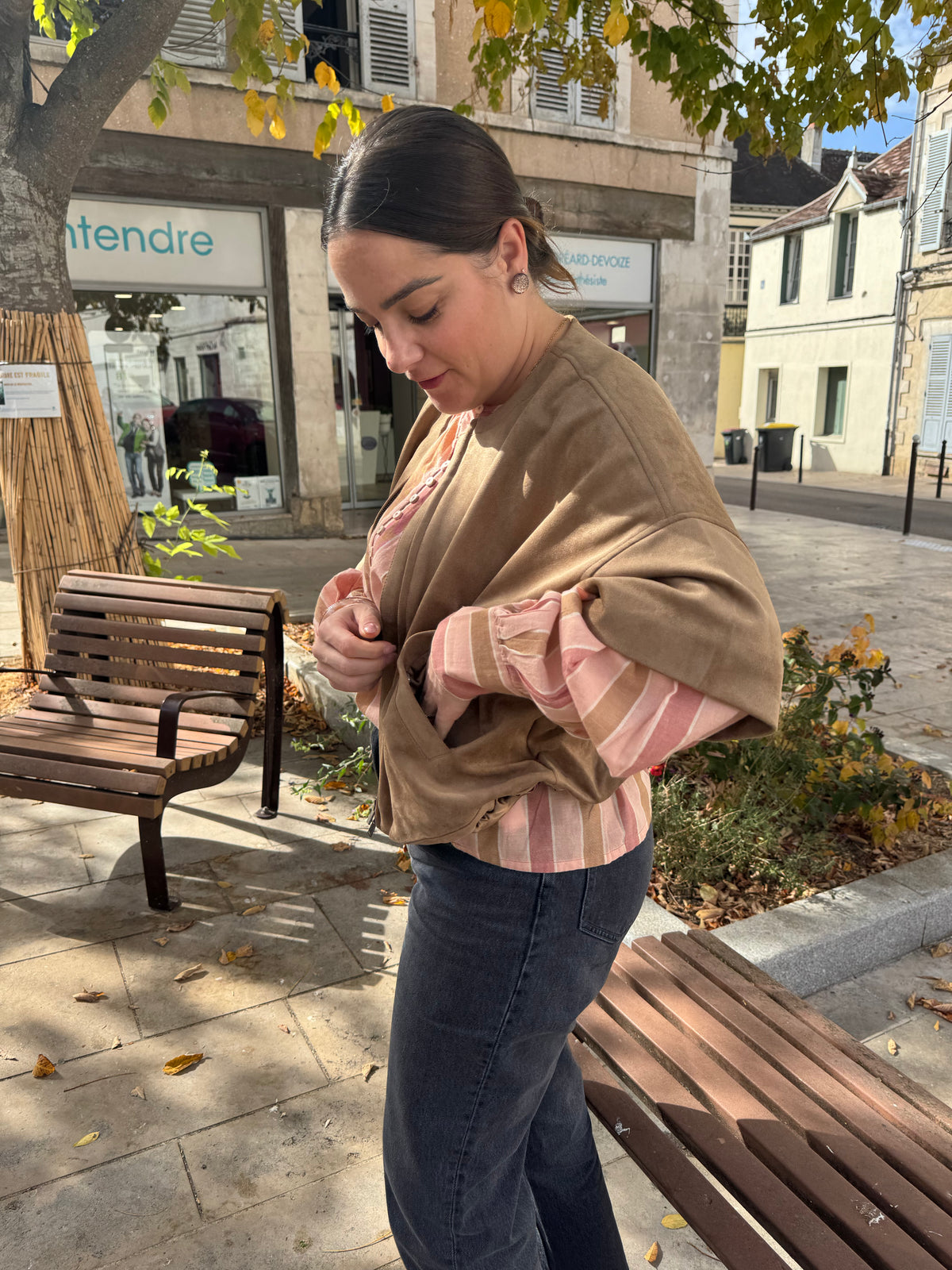 look automnal chemisier et jean avec veste suedine, disponible au cerf volant auxerre