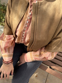 look automnal composé d'une blouse rose et beige avec une veste suédine camel et un jean gris, joncs pailletés, disponibles au cerf volant auxerre