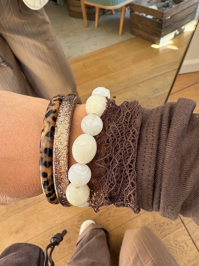 Bracelets pailletés portés en accumulation, disponible au cerf volant auxerre