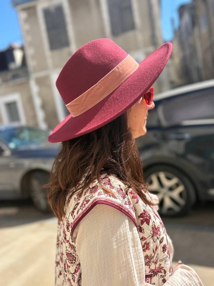 Blouse Emy associé au gilet chloé fleurs et chapeau bordeau. dISPONIBLE AU CERF VOLANT A AUXERRE