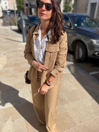 ensemble veste et pantalon camel à boutons dorés, porté avec une chemise blnche. Dsponible au cerf volant auxerre