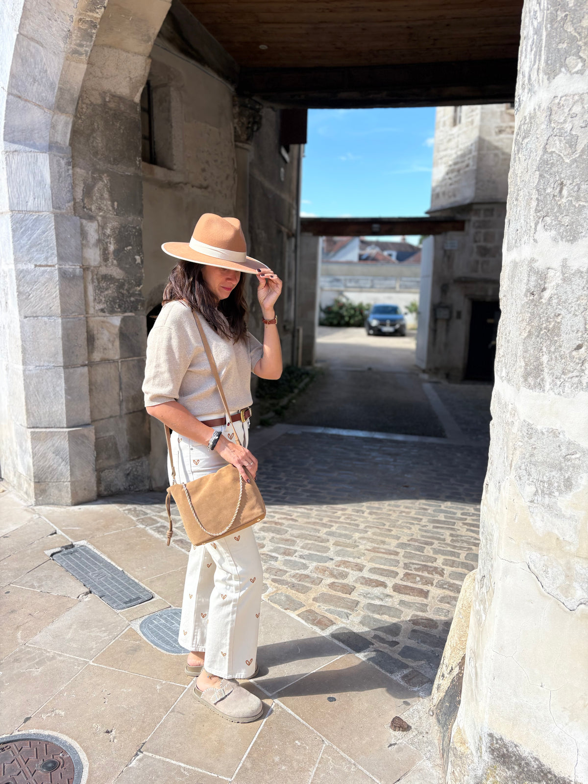 look complet maille camel et jean ecru brodé coeur camel