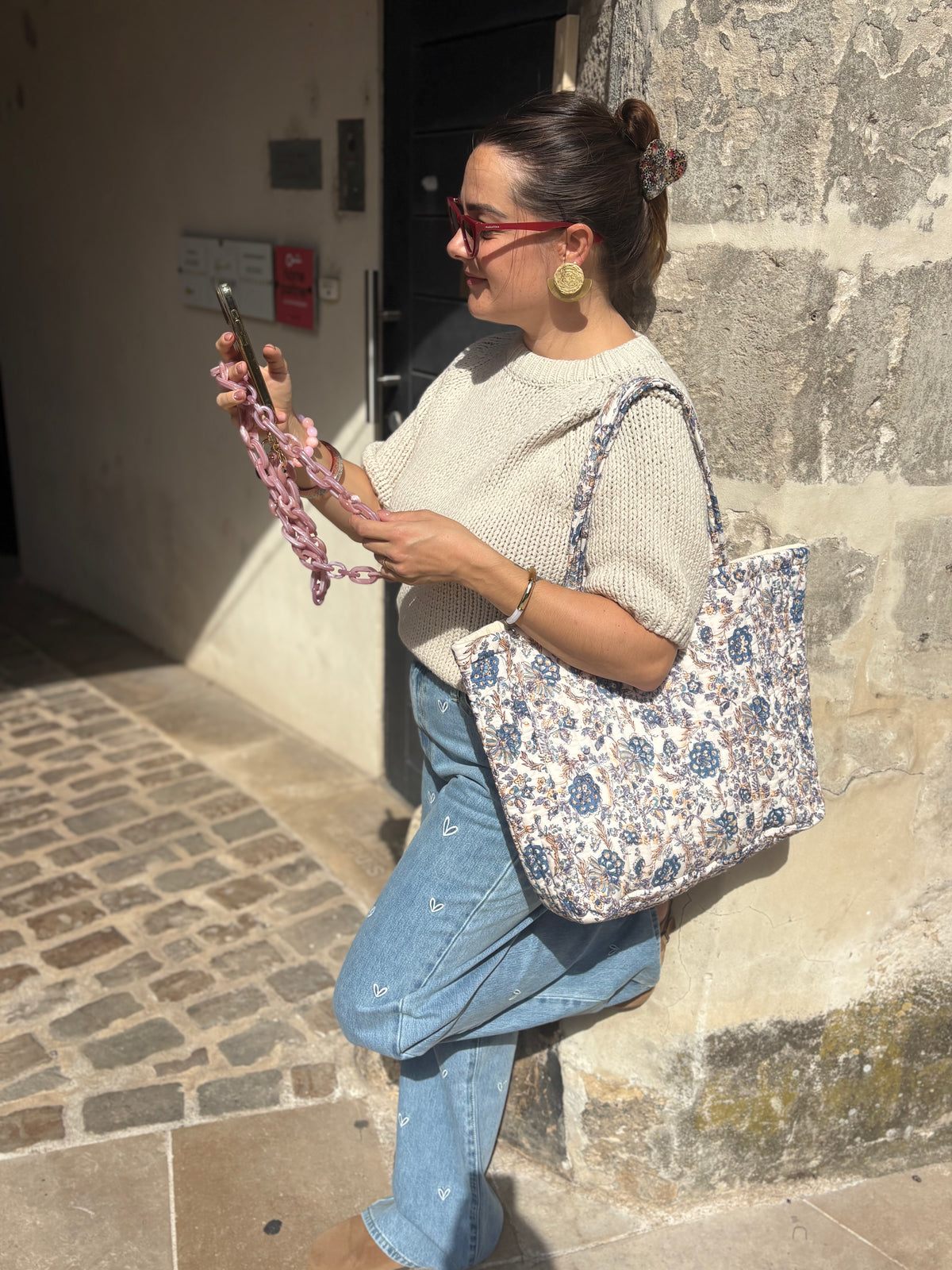 Look automnal complet, avec jean flare brodé coeur et pull en maille craie? Avec accessoires disponible au cerf volant auxerre.