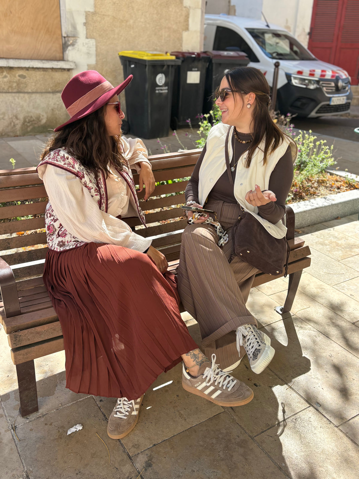 jupe anaïs, porté avec une blouse blush et gilet sans manches fleurs. Look complet disponible au cerf volant concept store, second look aussi.