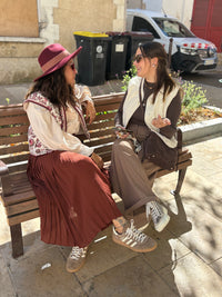 jupe anaïs, porté avec une blouse blush et gilet sans manches fleurs. Look complet disponible au cerf volant concept store, second look aussi.