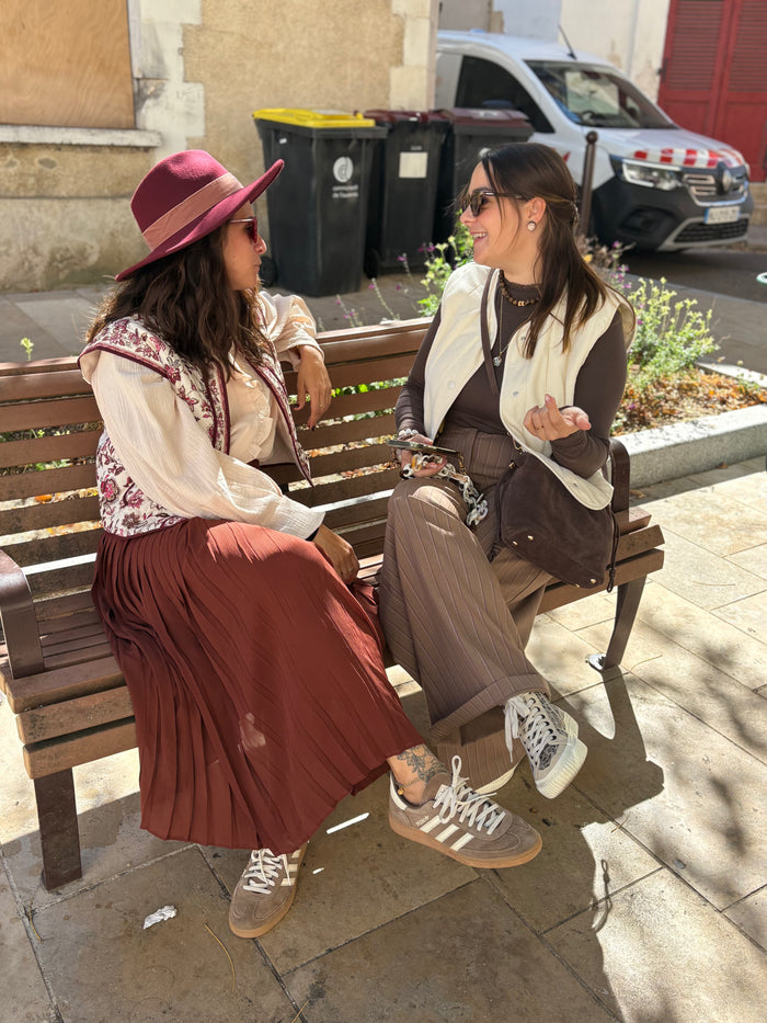 jupe anaïs, porté avec une blouse blush et gilet sans manches fleurs. Look complet disponible au cerf volant concept store, second look aussi.