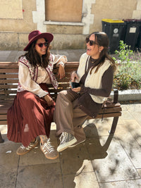 jupe plissé anaïs, porté avec une blouse blush et un gilet fleuri, disponible au cerf volant. look sous pull et gilet matelassé disponible également.
