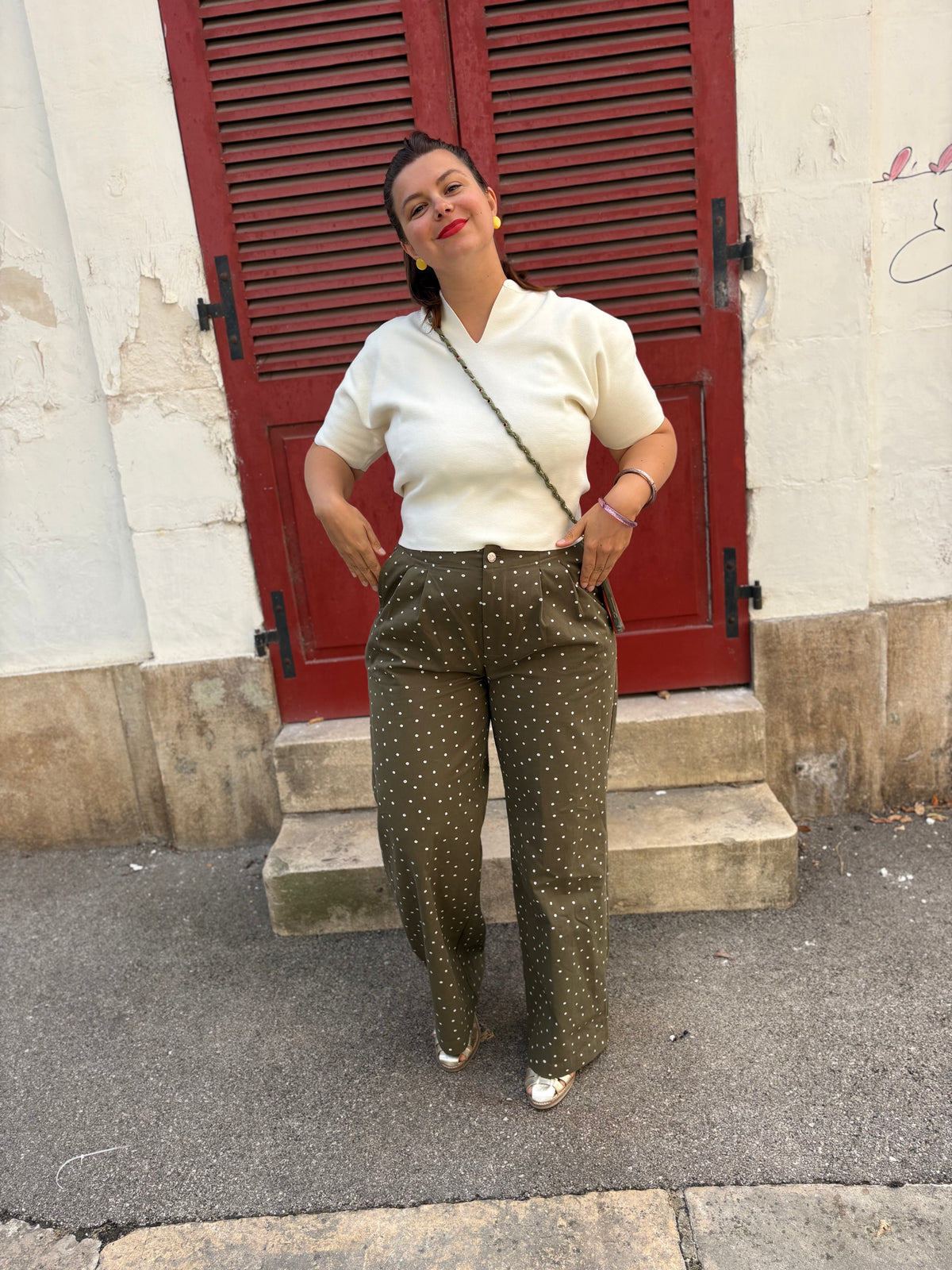 look pull manches courtes crème et pantalon droit kaki. Disponible au cerf volant