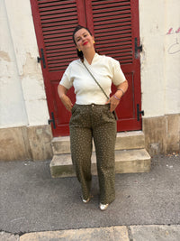 look pull manches courtes crème et pantalon droit kaki. Disponible au cerf volant