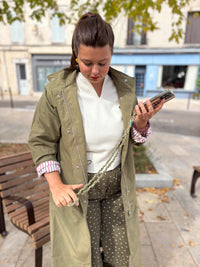 total look kaki, pull et pantalon, additionné d'un imperméable. Chaîne de téléphone la coque française.
Dispo au cerf volant auxerre.