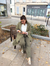pantalon kaki femme, motif floral porté avec un pull en maille crème et un imperméable kaki, look automnal disponible sur au cerf volant auxerre 
