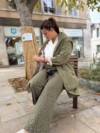 look femme automnal pull crème, imperméable kaki et pantalon droit marguerite.
Disponible chez au cerf volant auxerre