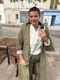 Parka imperméable judith kaki, portée avec maille et pantalon fleuri kaki, disponible au cerf volant auxerre