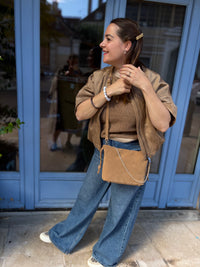 pull en maille chocolat, porté avec une veste en suédine camel et jean large en jean, disponbile au cerf volant auxerre