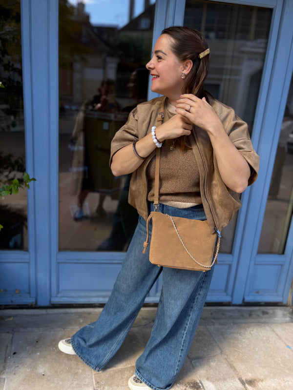 pull en maille chocolat, porté avec une veste en suédine camel et jean large en jean, disponbile au cerf volant auxerre