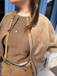Pull en maille tricolore camel et chocolat porté avec une veste en suédine camel, disponible au cerf volant auxerre