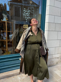 robe fluide kaki satinée, porté avec un trench ouvert camel et un foulard en laine et soie vert d'eau, disponible au cerf volant auxerre