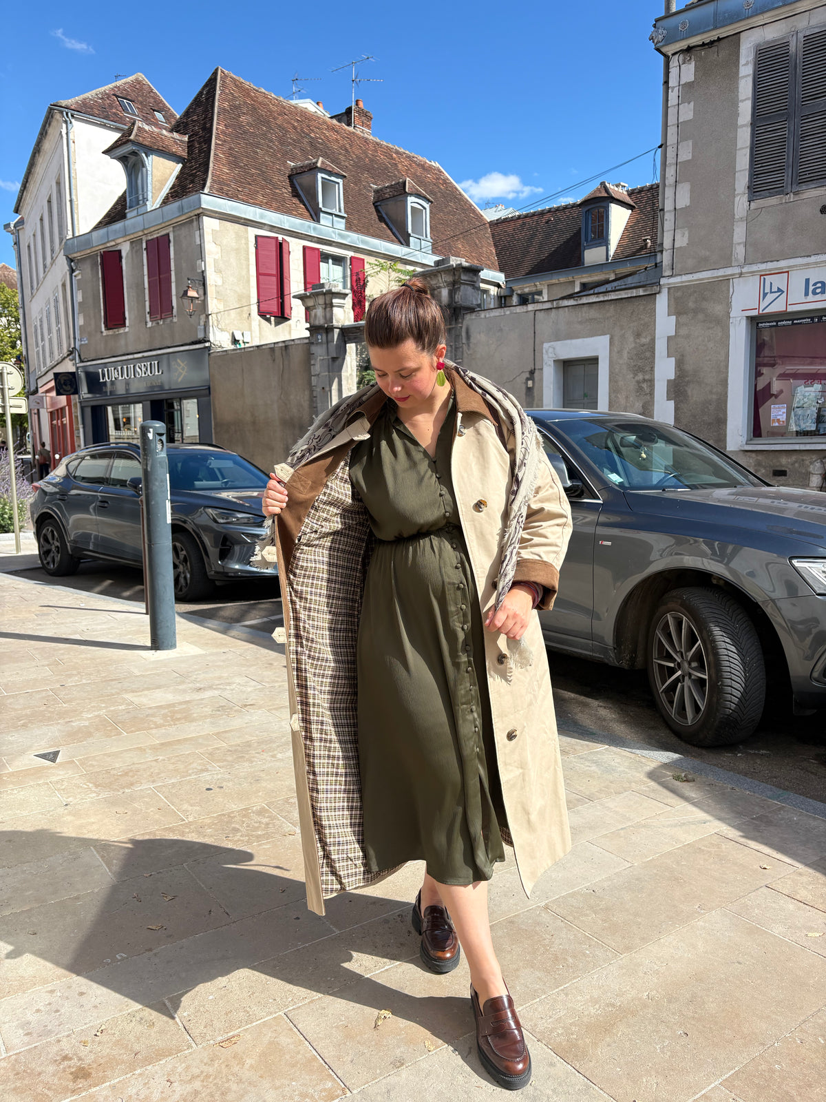 robe fluide kaki boutonnée, portée avec un trench long camel, doublure tartan, disponible au cerf volant auxerre