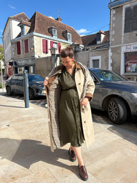 robe fluide kaki boutonnée, portée avec un trench long camel, doublure tartan, disponible au cerf volant auxerre