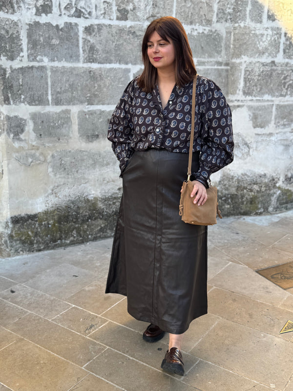 mode femme, look automne, sac seau camel, jupe simili chocolat, sac bohème femme automne