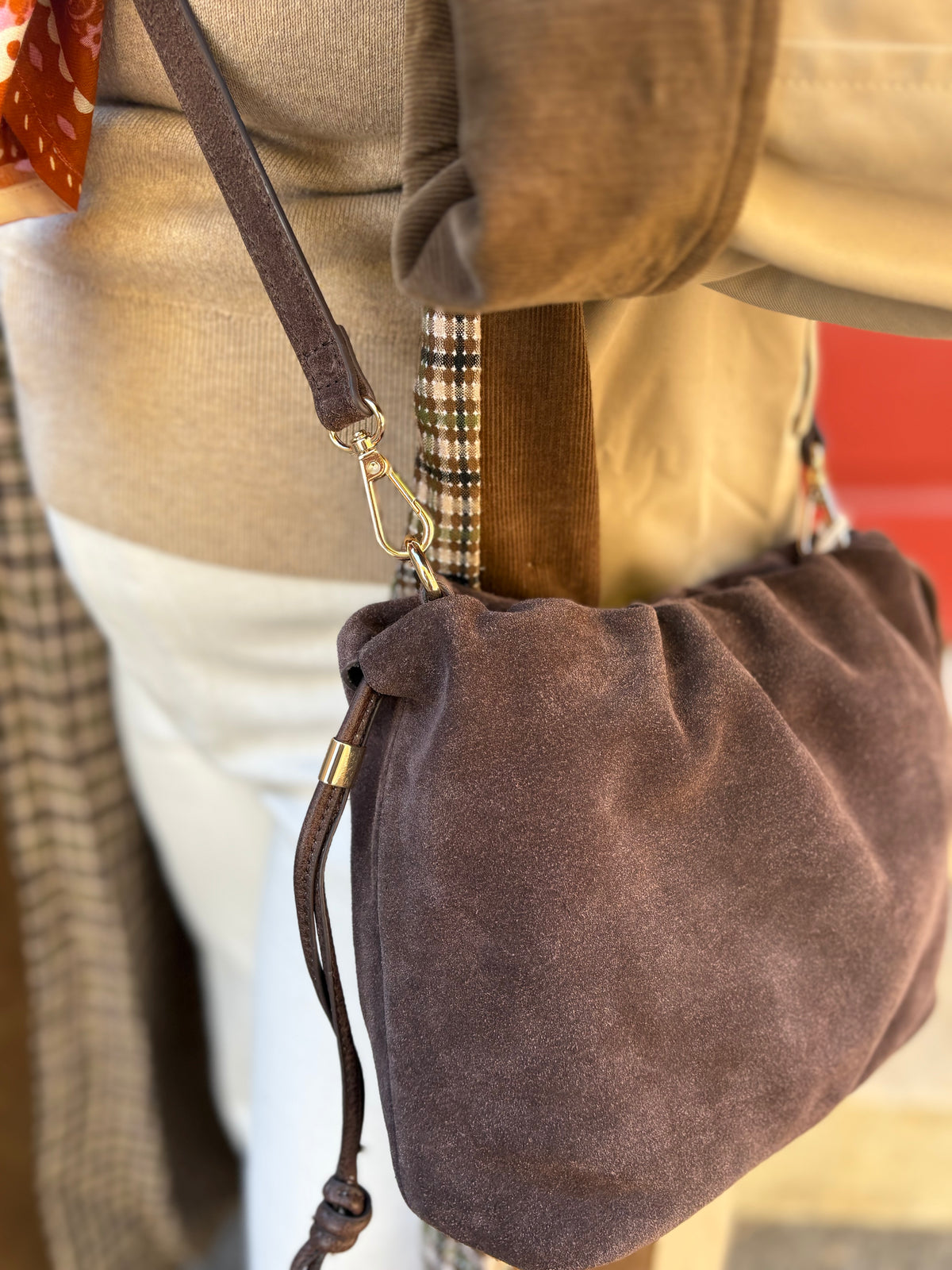 sac seau chocolat, cuir et coton, porté avec une maille camel et un jean ecru, disponibles au cerf volant auxerre
