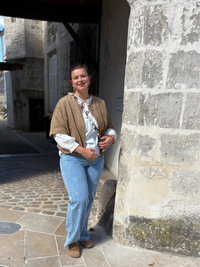 Veste camel, blouse crème et jean flare brodé, disponible au cerf volant auxerre