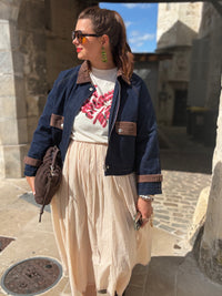 look automnalavec une veste jean et velours, t-shirt et jupe volantée, disponible au cerf volant