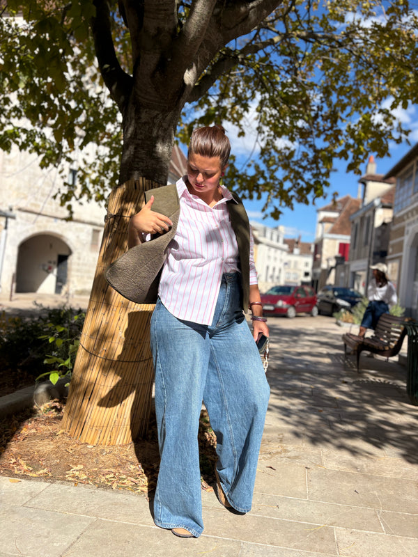 gilet mi-saison femme porté avec une chemise et un jean large à taille haute, disponible au cerf volant auxerre